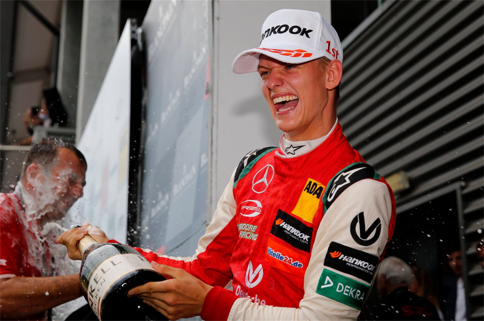 Mick Schumacher oslavuje po první výh�e ve Formuli 3.