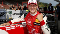 Mick Schumacher oslavuje po první výhře ve Formuli 3.