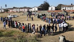 Lidé v Harare ekají, a na n pijde ada ve veobecných volbách