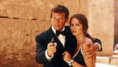 James Bond (Roger Moore) a bondgirl Anya Amasová (Barbara Bachová) ve snímku...
