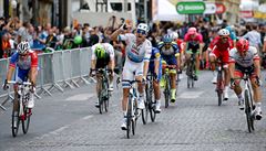 Alexander Kristoff se raduje z cenného triumfu v poslední etap Tour.