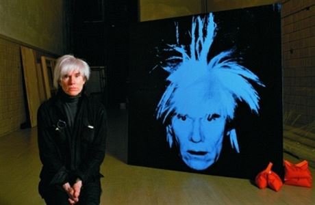 Andy Warhol v roce 1986 se svým autoportrétem.