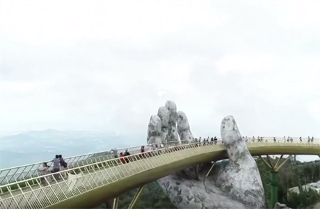 Turisté ve Vietnamu se mohou projít po most v rukou boích