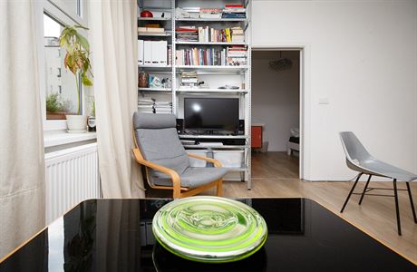 Obývací pokoj, na stole leí miska, kterou Michal Praský navrhl