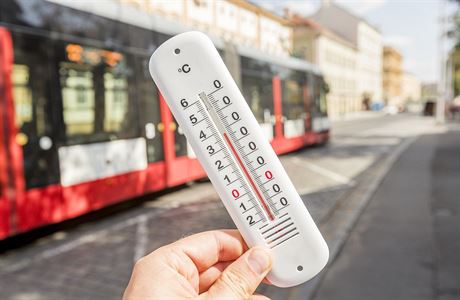 16:10, ped zastávkou tramvaje na Smíchov, 38 stup.