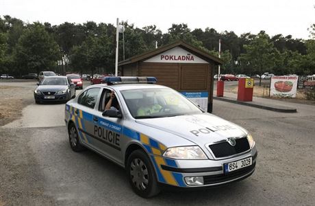 Policejní vz v areálu jezera Lhota nedaleko Prahy, kde se ve tvrtek odpoledne...