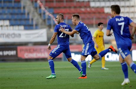 Fotbalisté Olomouce se radují z gólu Tomáe Sladkého.