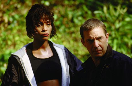 Whitney Houston a Kevin Costner ve filmu Osobní stráce, rok 1992.