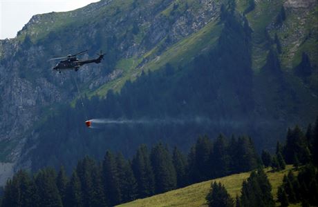 Vrtulnky vcarsk armdy zaaly letecky pepravovat vodu pro tisce krav,...