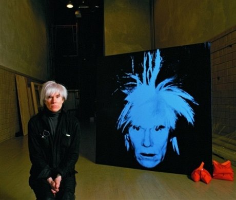 Andy Warhol v roce 1986 se svým autoportrétem.