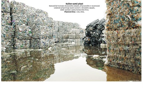 Kaňon samý plast Nekonečné hromady dovezeného odpadu připraveného k recyklování...