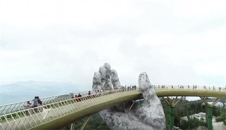 Turisté ve Vietnamu se mohou projít po „mostě v rukou božích“