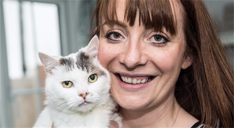 Britskou kočkou roku je kocour, který možná zachránil majitelku