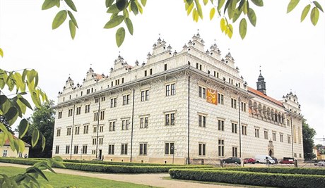 Na obnově sgrafitové fasády litomyšlského zámku pracoval i Olbram Zoubek, jehož...