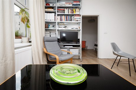 Obývací pokoj, na stole leží miska, kterou Michal Pražský navrhl