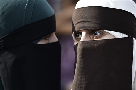 Podle Reuters v Dánsku ije asi 150 a 200 muslimek, které denn nosí nikáb...