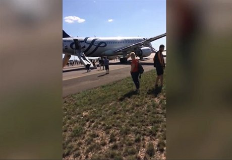 Cestující opustili letadlo po skluzavkách.
