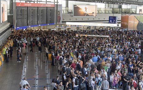 Opatení jsou pijímána v oblasti A terminálu 1 na letiti ve Frankfurtu.