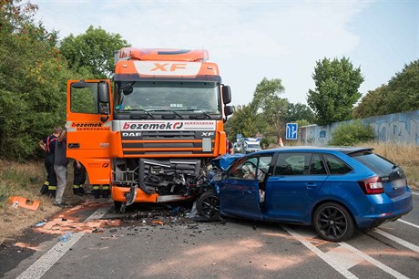 U Doks na eskolipsku se ve stedu ráno stetl kamion s osobním vozem.