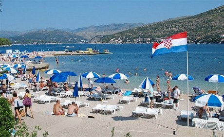 Obyvatelé chorvatských letovisek si stěžují, že už pro ně není na plážích místo.