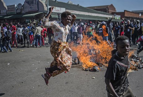 Píznivci opoziní strany MDC protestují v ulicích.