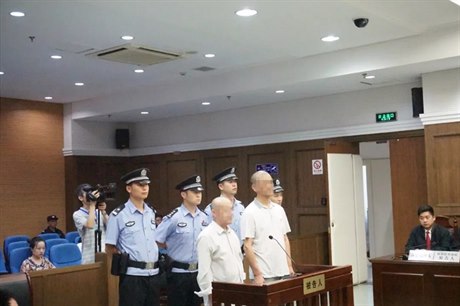 Liu Jongbiao a jeho komplic Wang Mouming u soudu.