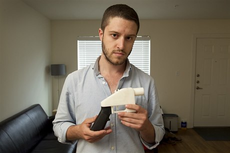 Cody Wilson, zakladatel firmy Defense Distributed, ukazuje zbra vyrobenou na...