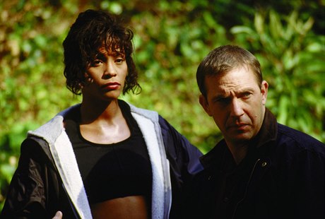 Whitney Houston a Kevin Costner ve filmu Osobní stráce, rok 1992.