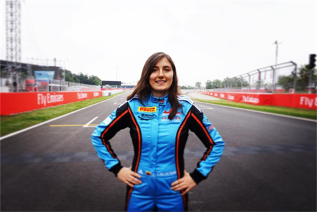 Jezdkyně seriálu GP3 Tatiana Calderonová.
