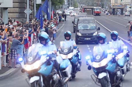 Kolona s ostatky projela mstem, kde se s vojáky rozlouily stovky lidí.