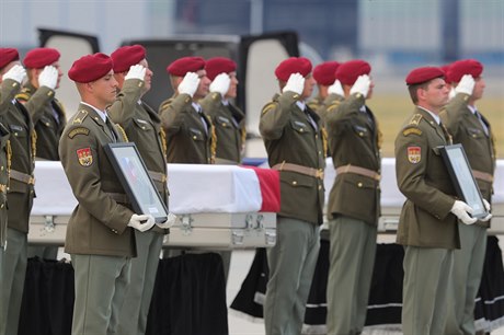 Smutení ceremoniál za padlé eské vojáky na praském ruzyském letiti.