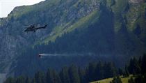 Vrtulnky vcarsk armdy zaaly letecky pepravovat vodu pro tisce krav,...