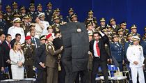 Ochranka obklopila venezuelskho prezidenta.