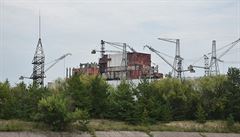 Dva rozestav�né reaktory, stavby byla po výbuchu opu�t�ná