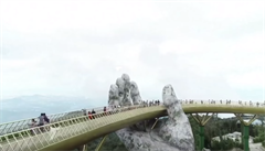 Turisté ve Vietnamu se mohou projít po „mostě v rukou božích“