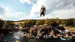 Cliff diving bývá oznaován za extrémní odno skok do vody. Skokani skáou v...