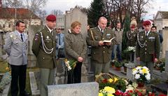 Kamarádi s Koljovou maminkou u jeho hrobu ve �t�novicích (prosinec 2008).