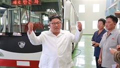 Severokorejský vdce s novou tramvají.