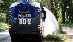 Nmetí policisté v Bochumu pouívají k zavlaování alejí vodní dla.