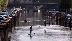 Lidé ve Stockholmu tráví vedra u vody na kánoích a paddleboardech. (Palsundet,...