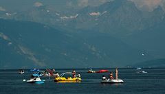 Lidé na jezee Leman si horké dny uívají. (Lausanne, výcarsko)