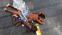 Chlapci se pi he chladí v bruselské fontán. (Brusel, Belgie)