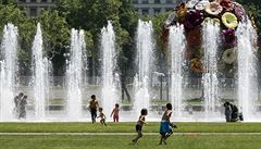 Lidé ve fontán v Lyonu. (Lyon, Francie)