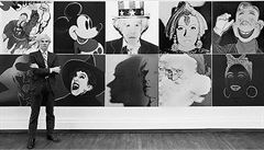 Andy Warhol stojící ped instalací Myths v galerii Roberta Feldmana v New...