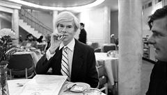 Andy Warhol u stolu v hotelu Pierre v New Yorku, 1981.