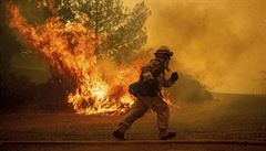 S plameny po celé Kalifornii bojuje více ne 14.000 hasi.