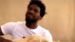 VIDEO: Basketbalistu Embiida kousnul lev, obešlo se to bez zranění