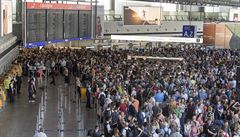 Německá policie evakuovala část letiště ve Frankfurtu. Kvůli chybě bezpečnostní úřednice