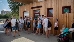 Fronta na koupali�ti Lhotka.