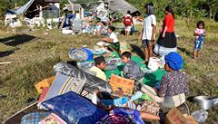 Obyvatele Indonésie zemtesení vyhnalo z jejich dom.